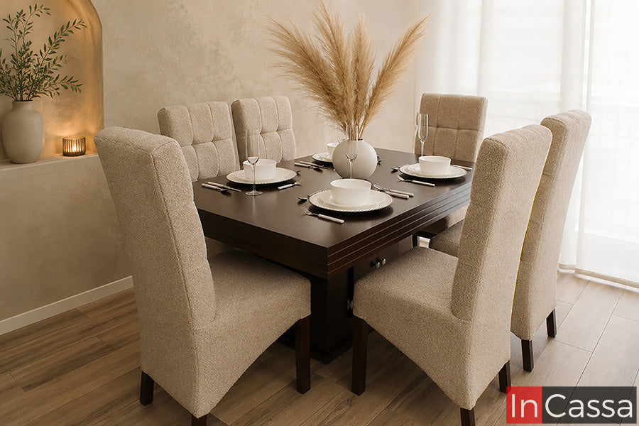 Se aprecia el Comedor Modelo MADEIRA para 6 personas en color tabaco con sillas tapizadas en suede color hueso. Su diseño contemporáneo combina una mesa amplia con acabados cálidos y asientos acolchonados que brindan gran comodidad, creando un ambiente elegante y acogedor para compartir momentos especiales en familia o con invitados.