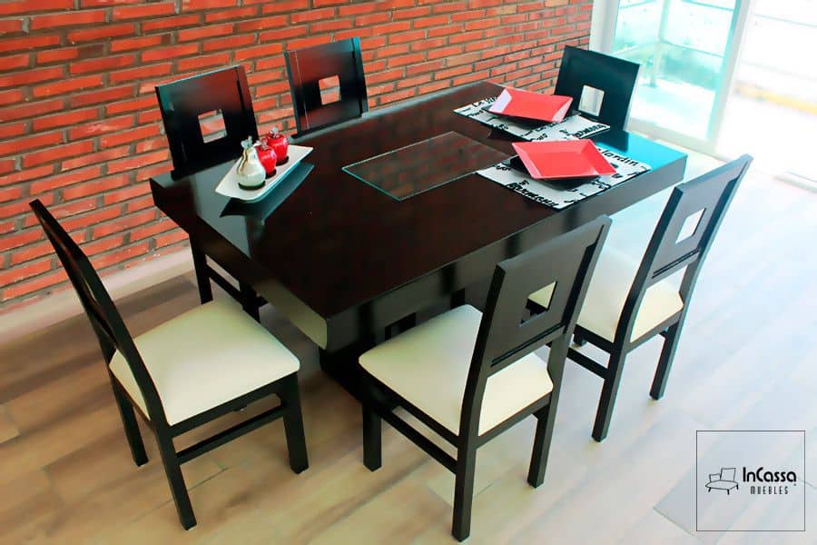 La toma superior muestra el Comedor Modelo MADRID en elegante color chocolate, con asientos tapizados en suede tono hueso y un arenero decorativo de cristal al centro de la mesa, destacando su diseño contemporáneo y armonía visual.