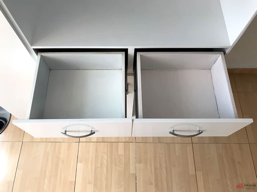 Toma superior de la alacena en color blanco mostrando dos cajones abiertos, ambos con interior espacioso y acabado uniforme, ideales para organizar utensilios, accesorios de cocina o artículos personales. Las jaladeras metálicas añaden un toque moderno y funcional.