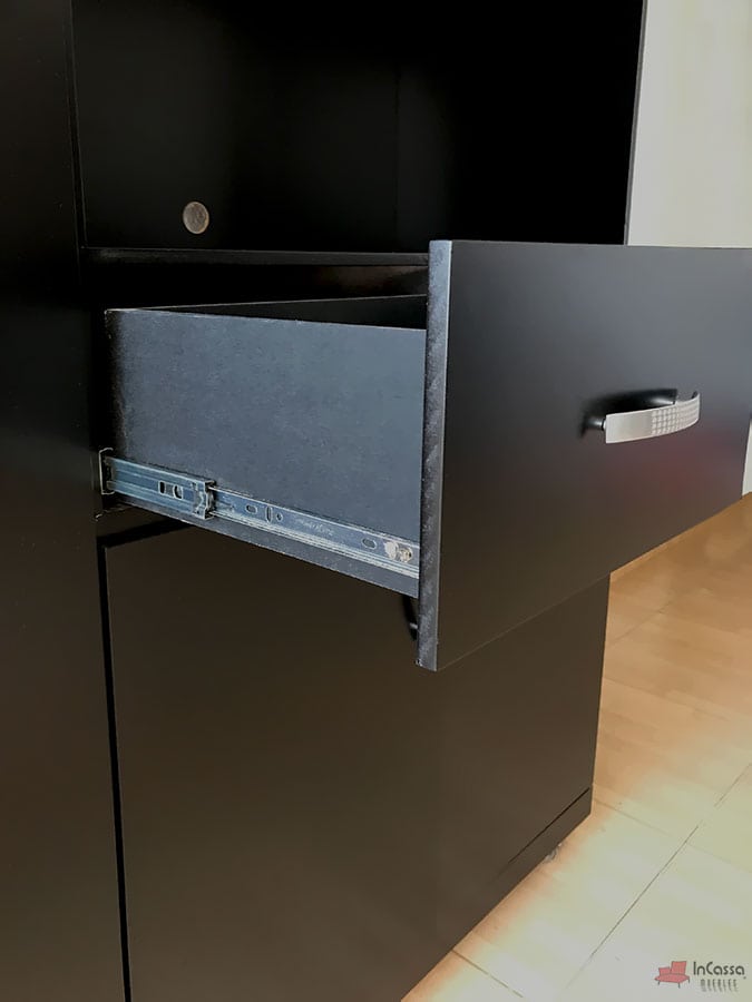 Vista en ángulo lateral del cajón abierto de la Alacena para Microondas MÁLAGA en color chocolate mate, mostrando su sistema de correderas metálicas de extensión completa para un deslizamiento suave y acceso total al interior. La jaladera plateada añade un toque moderno al diseño.