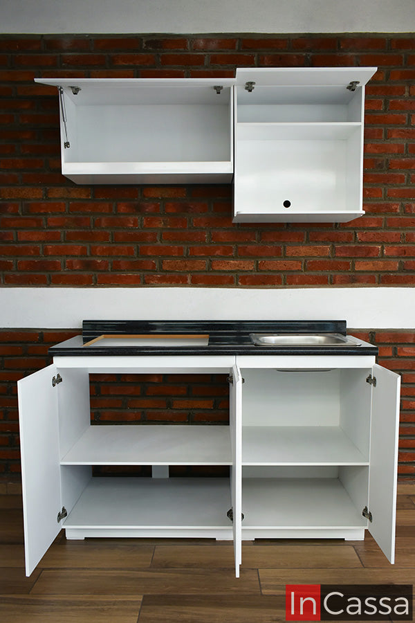 La Cocina Integral MALDIVAS de 1.40 m para PARRILLA en color blanco destaca por su excelente distribución de almacenamiento. Sus alacenas superiores y módulos inferiores cuentan con amplios compartimentos para organizar despensa, vajilla, utensilios y artículos de cocina, mientras que el espacio destinado para microondas ayuda a mantener una cubierta despejada y funcional. Una opción compacta que aprovecha al máximo cada centímetro sin sacrificar diseño ni practicidad.