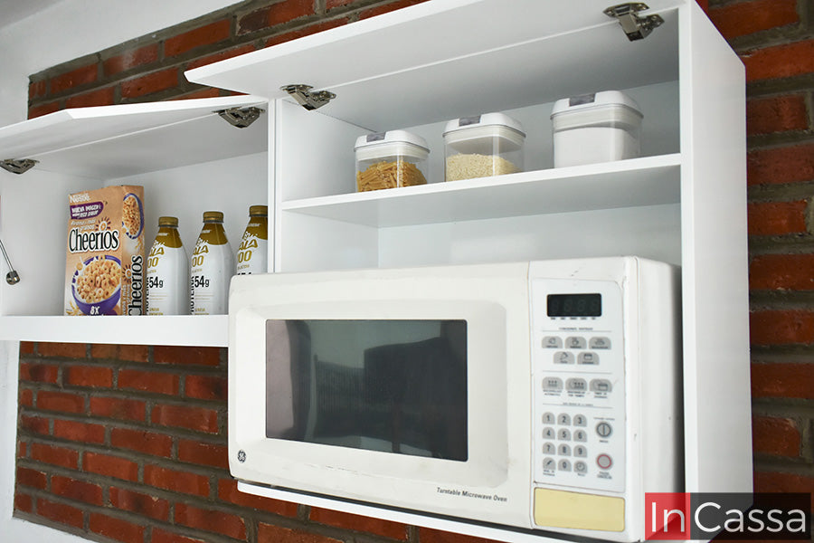 Se distingue la alacena superior con espacio para microondas de la Cocina Integral MALDIVAS de 1.40 m para PARRILLA en color blanco, con puertas abiertas que revelan prácticos compartimentos para despensa y accesorios. Su diseño optimiza el espacio y mantiene todo organizado con un estilo moderno.