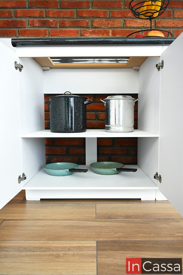 Se observan los compartimentos del módulo inferior de la Cocina Integral MALDIVAS de 1.40 m para PARRILLA en color blanco, diseñados para almacenar ollas, sartenes y utensilios de forma organizada. Su distribución aprovecha al máximo el espacio y facilita el acceso a todo lo que necesitas.