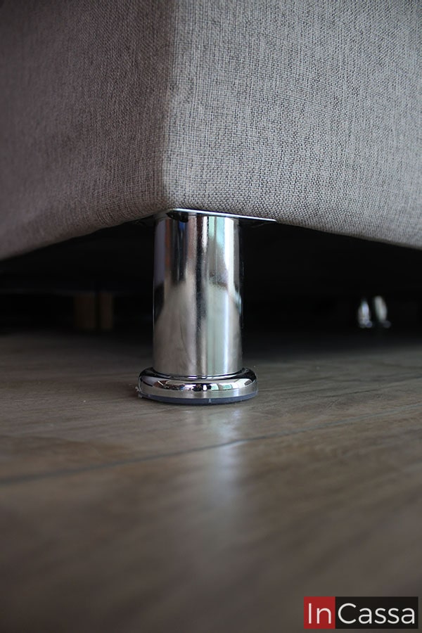 Un enfoque completo a las patas que sostienen cada uno de los módulos que conforman la sala, en la que podemos ver que son completamente metálicas en un notable acabado cromado que resalta gracias al piso de madera en la habitación.