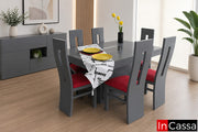 Se aprecia el Comedor Modelo MALTA para 6 personas en color gris medio con asientos tapizados en tacto piel rojo, un diseño contemporáneo que combina líneas rectas, acabados modernos y una elegante combinación de colores. Su amplia cubierta incorpora un detalle central de cristal que aporta un toque sofisticado, mientras que las sillas con respaldo alto y asientos tapizados brindan excelente comodidad, convirtiéndolo en una opción ideal para disfrutar reuniones familiares o con invitados.