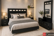 Recámara Modelo MANCHESTER en color chocolate con detalles decorativos en color hueso, diseñada con líneas rectas y un estilo contemporáneo. La cabecera integra aplicaciones geométricas en contraste y el conjunto se complementa con burós, cómoda y espejo, ofreciendo espacios funcionales de almacenamiento para la recámara.