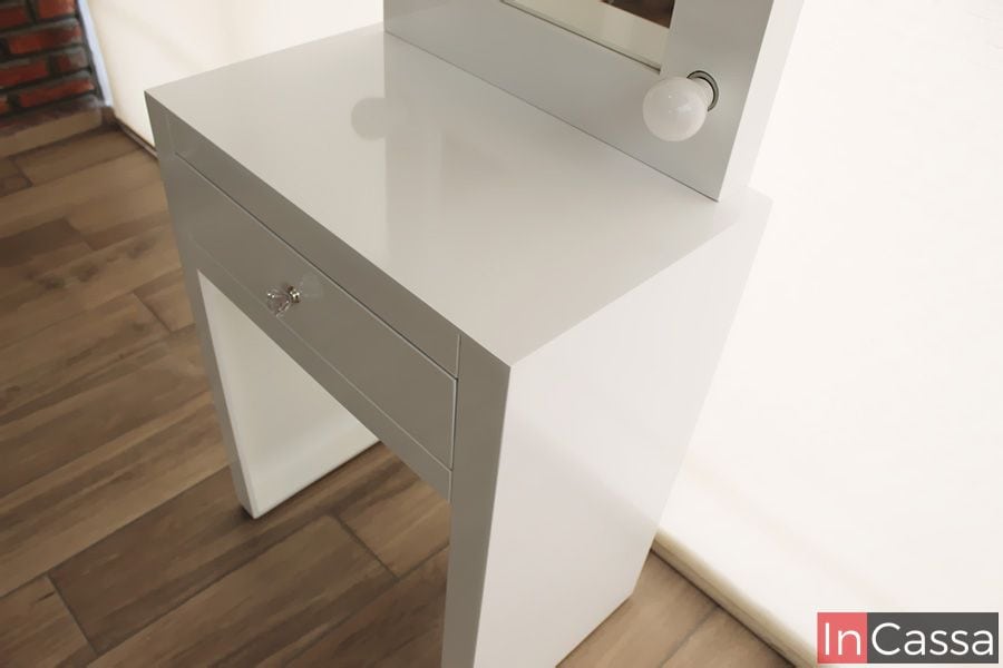 Una toma del tocador Manhattan visto desde un ángulo lateral resalta su acabado blanco brillante y líneas rectas. Ideal para espacios reducidos, este modelo combina funcionalidad con una presencia moderna y sofisticada.