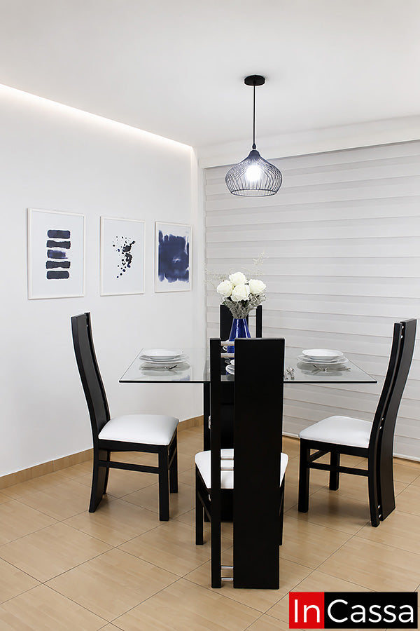 Se observa el Comedor Modelo MARBELLA para 4 personas en color chocolate con asientos tapizados en suede hueso, un diseño elegante y contemporáneo que combina una sofisticada cubierta de cristal con una estructura sólida en tono chocolate. Sus sillas de respaldo alto brindan excelente comodidad y realzan la estética del conjunto, convirtiéndolo en una opción ideal para espacios modernos que buscan funcionalidad, amplitud visual y un estilo atemporal.