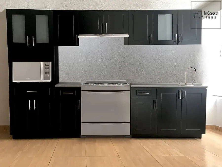 La fotografía presenta la Cocina Integral MCALLEN diseñada para estufa, en color chocolate. Se distingue su cubierta de formaica en estilo granito purpina, con módulos superiores e inferiores, campana extractora y tarja de acero inoxidable.