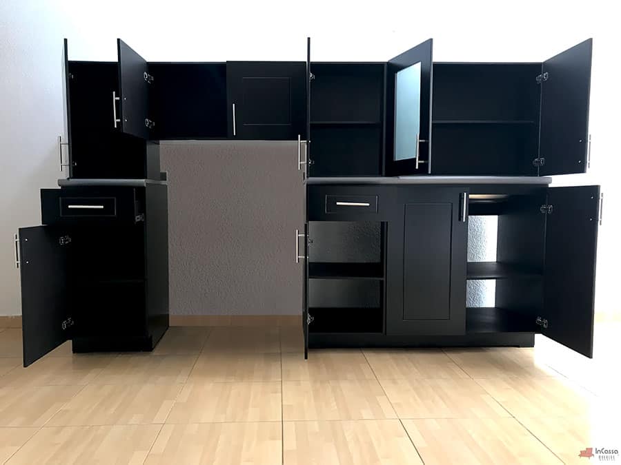 La imagen muestra la Cocina Integral MCALLEN en su versión para estufa, con todos los módulos abiertos. Se aprecia el color chocolate de su estructura y los amplios espacios de almacenamiento: puertas con entrepaños, cajones funcionales y módulos superiores con cristal esmerilado.