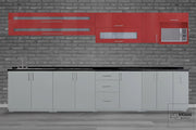 La imagen presenta una vista completamente frontal del modelo de cocina integral MEDELLÍN para parrilla, con alacenas superiores en tono rojo vivo y módulos inferiores en color silver. Destacan la tarja con grifería de acero inoxidable y el espacio para microondas perfectamente integrado.