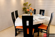 Con un diseño distintivo que rompe con lo convencional, el Antecomedor Modelo MIAMI para 6 personas luce una original mesa triangular de pedestal en color chocolate, acompañada de una cubierta de MDF en elegante acabado estilo mármol. Sus sillas chocolate de respaldo alto incorporan asientos tapizados en tactopiel color naranja, creando un contraste cálido y lleno de personalidad que realza el diseño del conjunto.