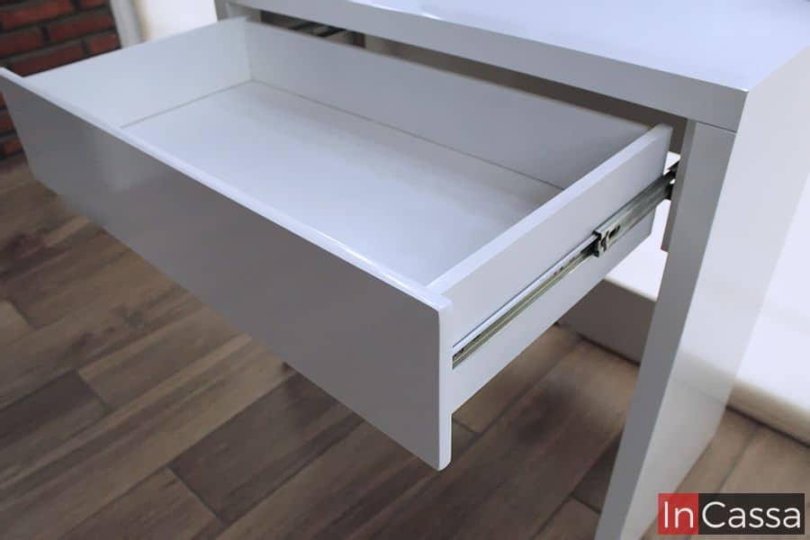 Foto del cajón abierto del tocador blanco minimalista. El cajón espacioso y bien construido ofrece un almacenamiento práctico para organizar productos de belleza y otros accesorios, además de una apertura y cierre suave gracias a rieles metálicos. Su diseño moderno y funcional es perfecto para cualquier espacio elegante.