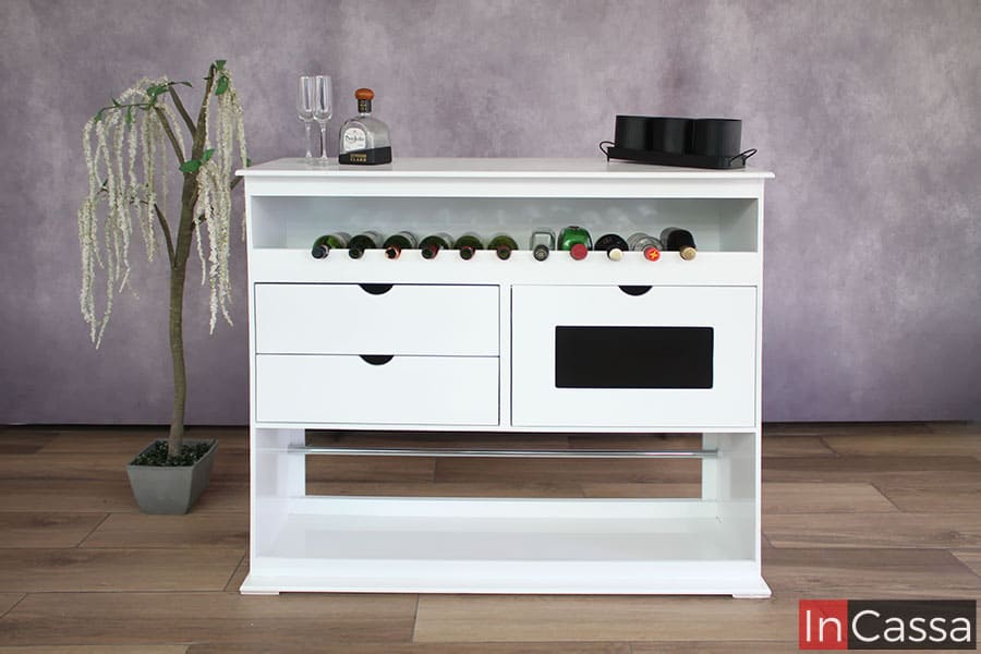 Podemos apreciar la parte trasera de la cantina, la cuál conserva el tono blanco presente en casi todo el mueble; está parte cuenta con un espacio que sirve como cava para vinos, además de 2 cajones y un compartimento con un parche decorativo en color negro.