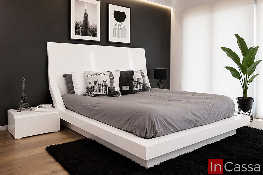 Destaca la Recámara Modelo MÓNACO en color blanco, con una estructura de líneas amplias y cabecera inclinada que aporta un estilo moderno y minimalista. Su acabado blanco ilumina el espacio y crea una atmósfera elegante, fresca y contemporánea.