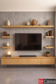 Aquí se presenta el Centro de Entretenimiento Modelo MONTANA en acabado natural, diseñado para crear un espacio elegante y organizado para tu televisión y accesorios decorativos. Su diseño flotante con repisas ofrece una apariencia moderna, optimiza el espacio y aporta calidez a cualquier sala de estar.