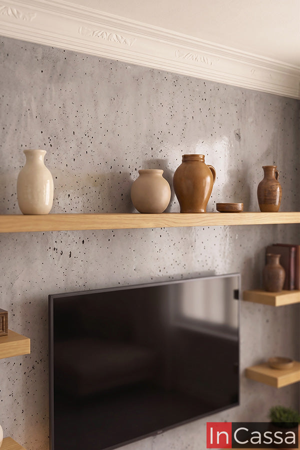 Desde este acercamiento se destaca la repisa superior del Centro de Entretenimiento Modelo MONTANA en acabado natural, diseñada para exhibir objetos decorativos con elegancia. Su estilo minimalista complementa el conjunto, aportando amplitud visual y un ambiente moderno y armonioso a la estancia.