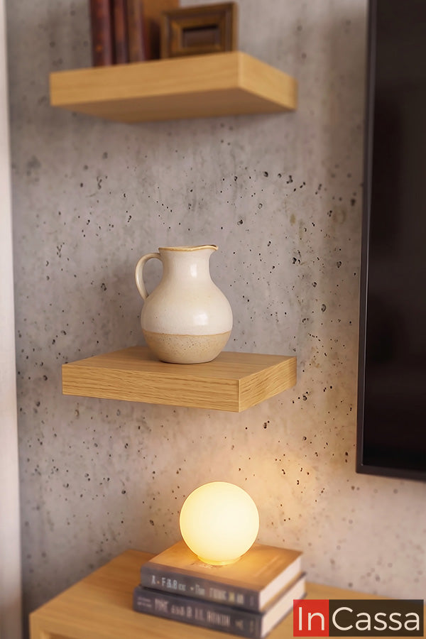 La fotografía resalta una de las repisas decorativas del Centro de Entretenimiento Modelo MONTANA en acabado natural, ideal para exhibir adornos, libros o accesorios. Su diseño flotante aporta un estilo moderno y funcional, complementando la organización y estética de cualquier sala.