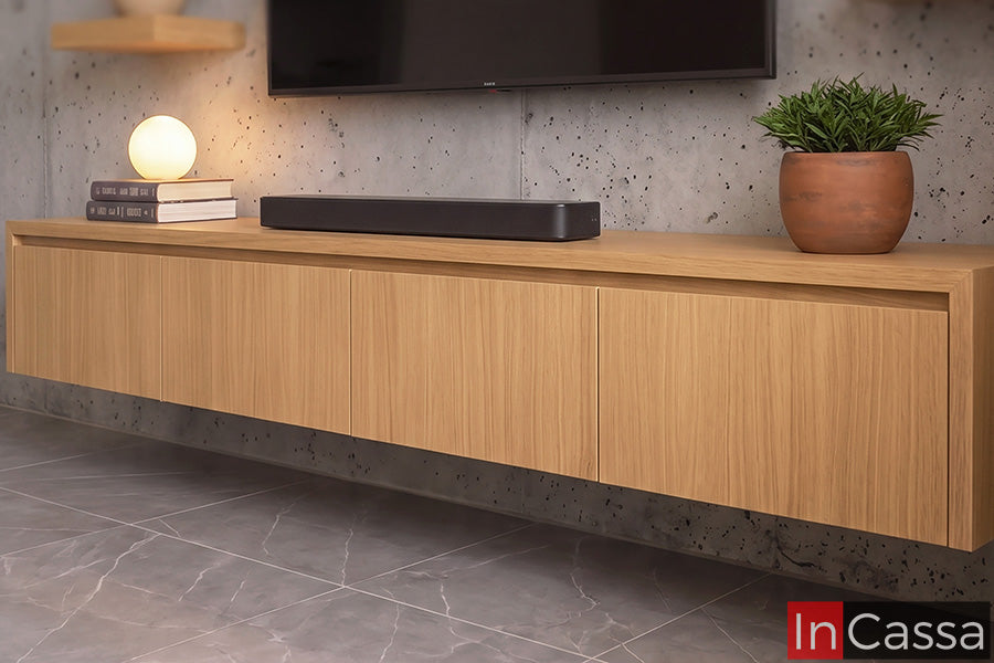 Se observa el mueble inferior flotante del Centro de Entretenimiento Modelo MONTANA en acabado natural, diseñado para organizar equipos electrónicos y accesorios sin perder la estética del espacio. Su diseño minimalista aporta amplitud visual, funcionalidad y un estilo contemporáneo para cualquier sala.