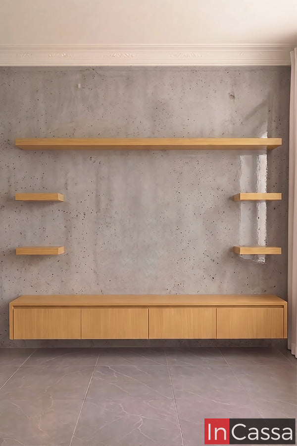 La imagen presenta el Centro de Entretenimiento Modelo MONTANA en acabado natural sin elementos decorativos, permitiendo apreciar con claridad la distribución de sus repisas flotantes y el mueble inferior. Su diseño limpio y contemporáneo ofrece una base ideal para personalizar cualquier espacio de entretenimiento.