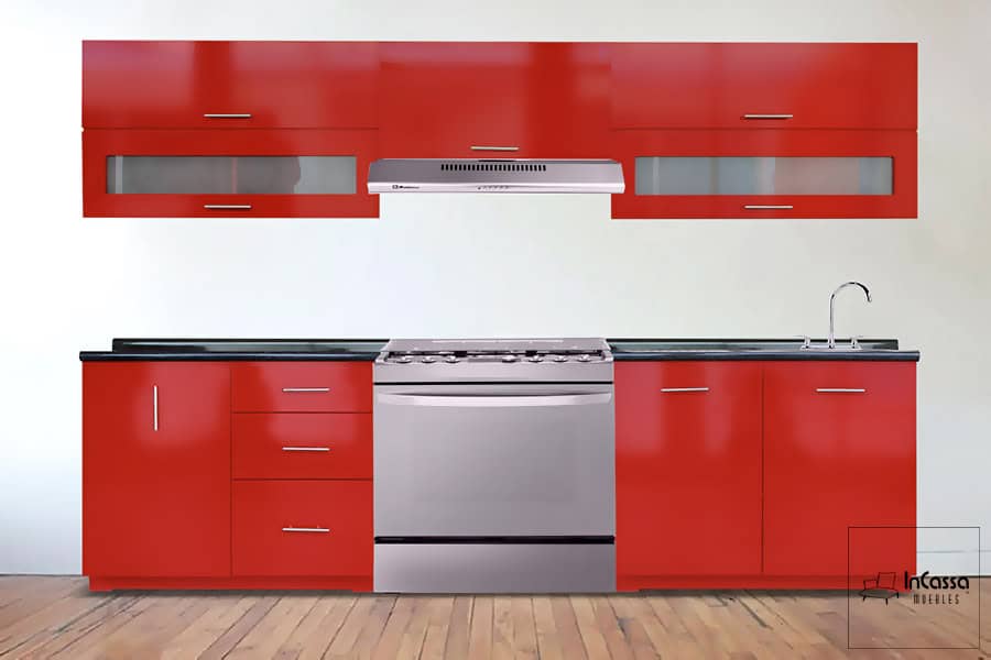 Una vista frontal de la Cocina Integral MONTEVIDEO de 2.90m para ESTUFA en color rojo vivo resalta su diseño moderno y vibrante, con alacenas superiores con cristal decorativo, cajones funcionales y cubierta de formaica en estilo mármol negro que aporta un elegante contraste.