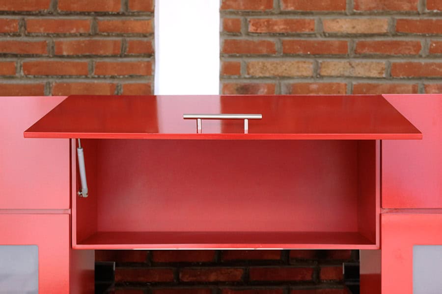 Una vista cercana de la Cocina Integral MONTEVIDEO de 2.90m para ESTUFA en color rojo vivo destaca la alacena abatible superior con pistón hidráulico, diseñada para brindar una apertura suave y un estilo moderno acompañado de herrajes metálicos elegantes.