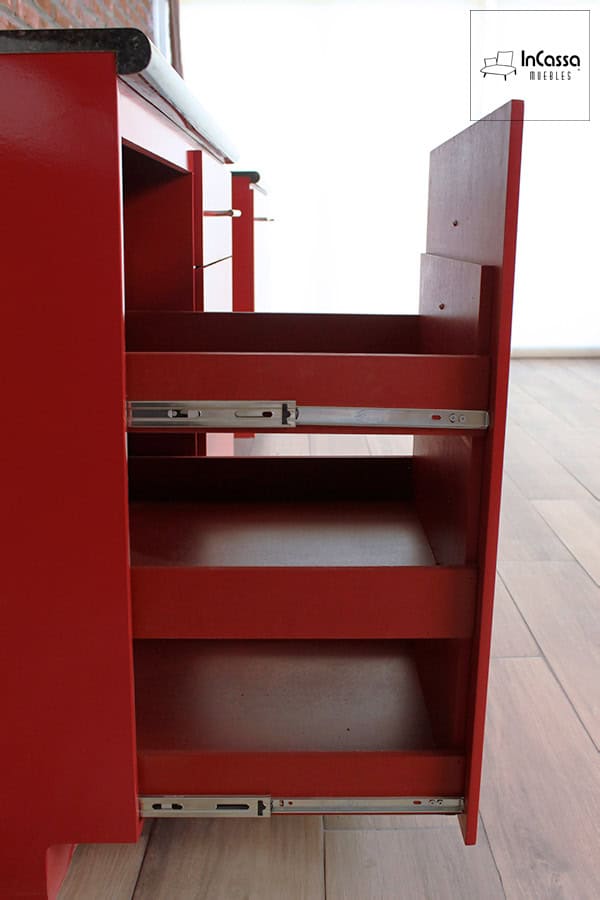 Una vista lateral de la Cocina Integral MONTEVIDEO de 2.90m para ESTUFA en color rojo vivo destaca sus cajones con correderas metálicas de extensión, diseñados para brindar un deslizamiento suave, práctico y mayor funcionalidad en el uso diario.