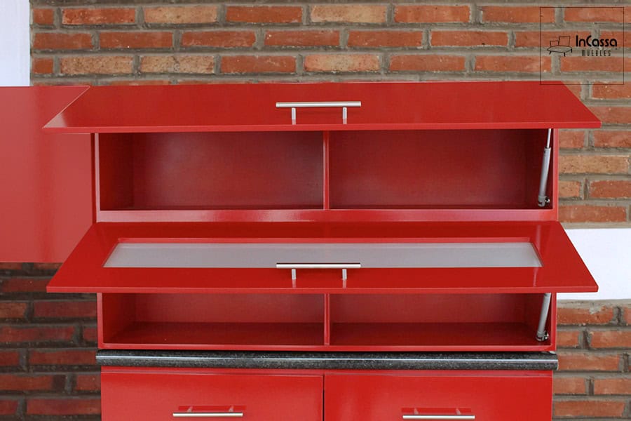 La imagen muestra las alacenas superiores de la Cocina Integral MONTEVIDEO de 2.90m para ESTUFA en color rojo vivo, con puertas abatibles, divisiones internas y pistones hidráulicos que aportan una apertura suave y un diseño moderno y funcional.