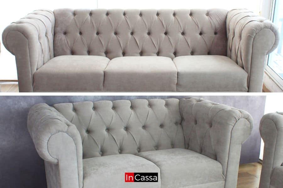 La imagen presenta dos vistas detalladas de los módulos de la sala estilo capitoné en suede gris perla. Ambos módulos destacan por su elegante diseño acolchado, con botones decorativos que realzan su estilo clásico y sofisticado. Los brazos curvos añaden un toque de suavidad, mientras que los asientos amplios brindan comodidad.