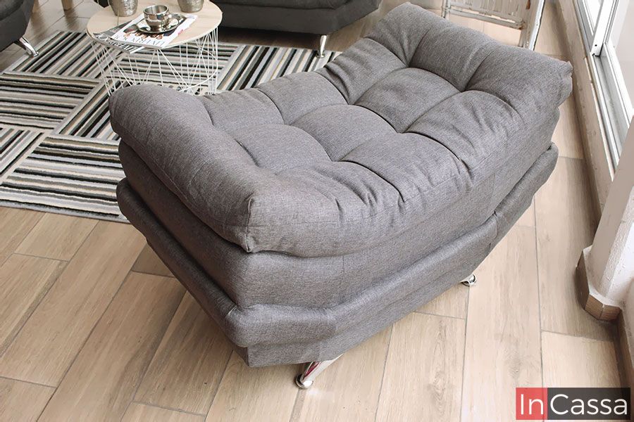 La imagen presenta el taburete del modelo Murcia tapizado en tono lino mouse, con una vista superior que resalta su diseño capitonado y su acolchado de gran volumen. Su estructura firme y patas cromadas aportan estabilidad y elegancia, convirtiéndolo en una pieza ideal para complementar el conjunto y ofrecer confort adicional en cualquier espacio moderno.