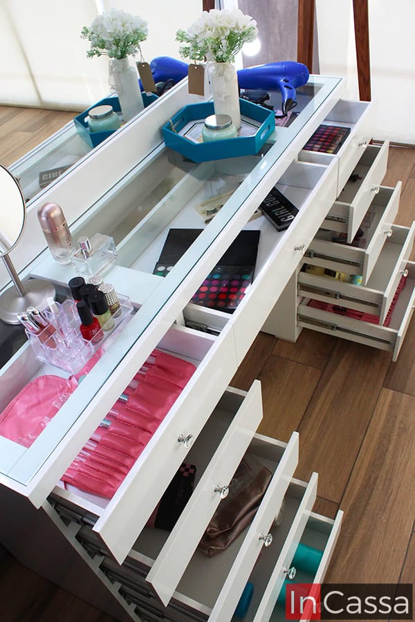 La imagen muestra el Tocador Mykonos en acabado blanco, equipado con 11 cajones (5 en cada lateral y 1 central) que permiten una amplia organización. Sus jaladeras estilo diamante realzan el diseño elegante, mientras que el espejo con iluminación LED brinda un entorno ideal para maquillaje y cuidado personal.