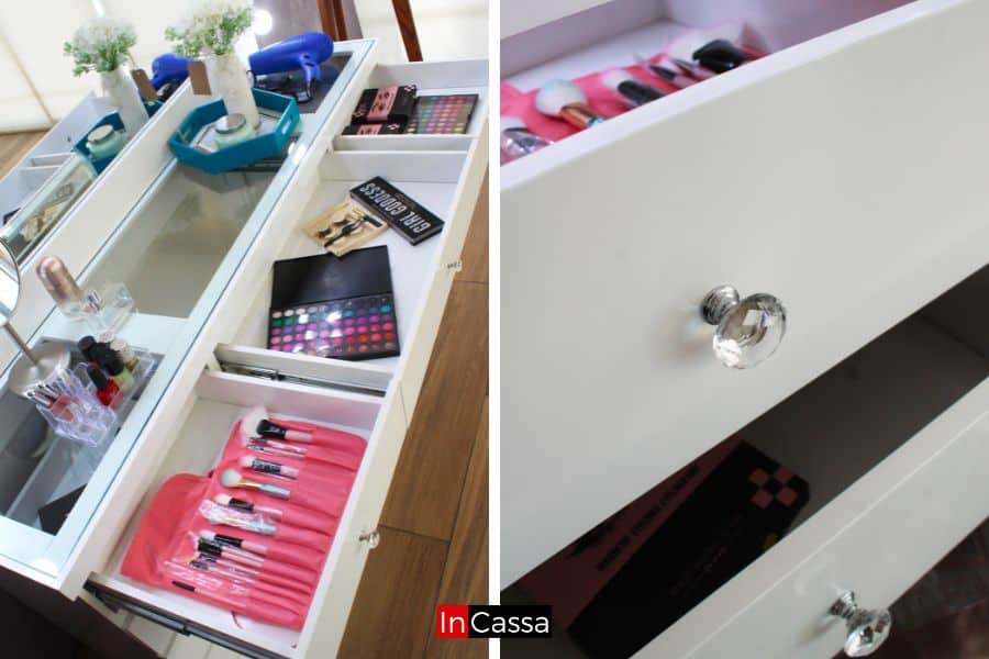 Una fotografía que muestra de cerca los cajones del tocador Mykonos en color blanco, con organizadores para maquillaje y brochas. Se aprecian las elegantes jaladeras estilo diamante, que aportan un toque sofisticado y moderno al mueble.