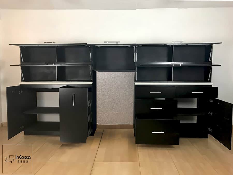 Una fotografía de la cocina integral de color chocolate completo con sus puertas abiertas, revelando su amplio almacenamiento con alacenas superiores abatibles, cajones y gabinetes inferiores. Perfecta para optimizar organización.