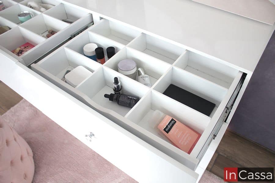En esta foto se destacan los dos compartimentos extras ocultos en los dos cajones superiores; estos son de color blanco, al igual que todo el mueble, y cuentan con nueve espacios cada uno para guardar utensilios, maquillajes, etc.
