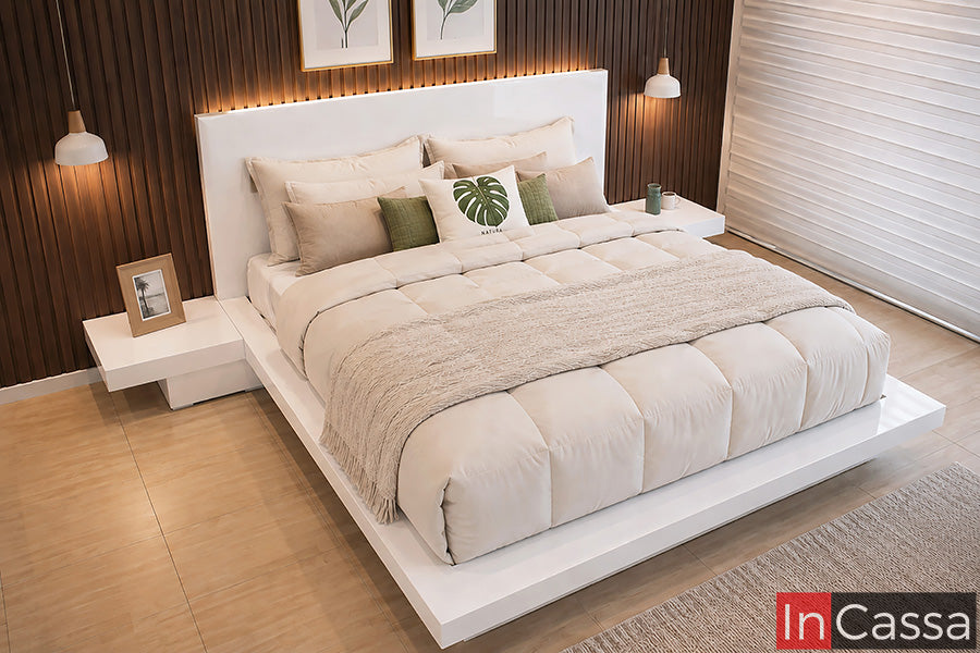 Se observa la Recámara Modelo NATAL, en color blanco, con un diseño moderno y minimalista. Su amplia cabecera se integra con burós flotantes y una base de líneas rectas, creando una composición elegante, ligera y contemporánea.