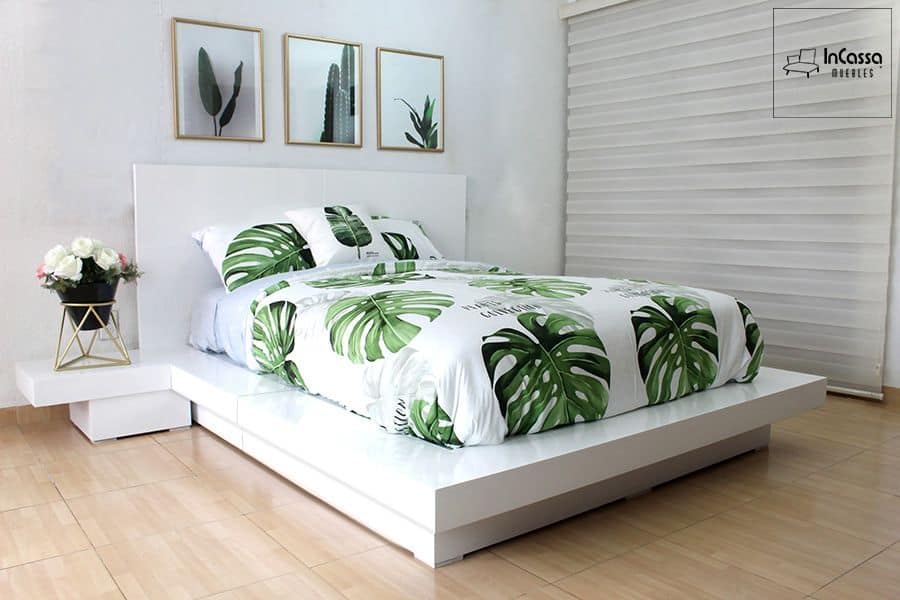 Este diseño moderno en blanco brillante incluye cabecera recta, burós integrados y base baja tipo plataforma. La estructura amplia y elegante resalta en espacios luminosos, ideal para una recámara contemporánea con estilo minimalista.