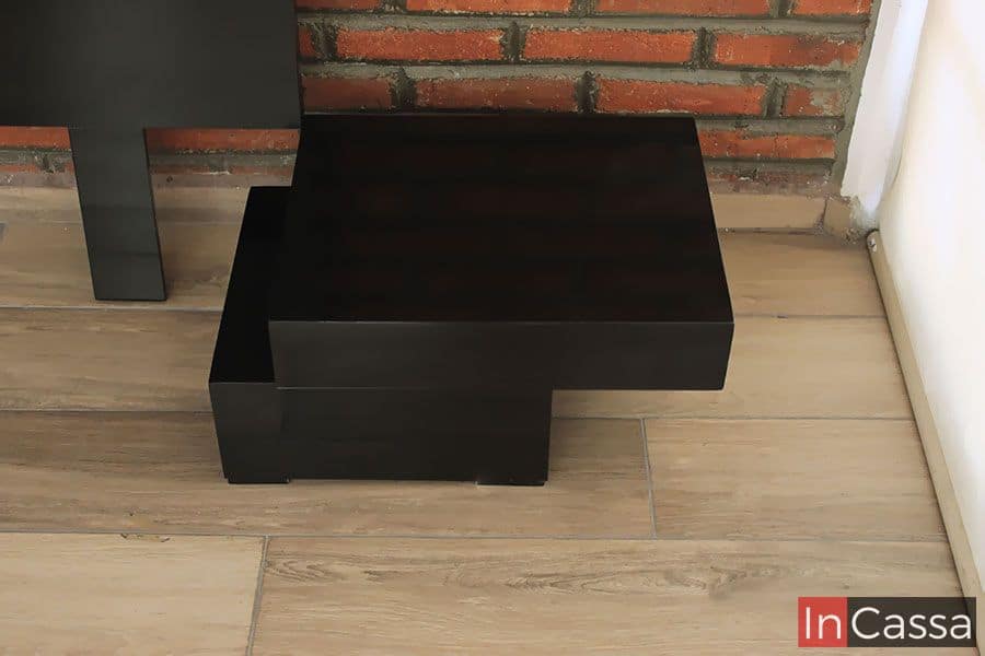 La imagen muestra un acercamiento al diseño moderno y geométrico del buró integrado, con forma escalonada tipo “L”. El acabado en negro alto brillo resalta su elegancia, mientras que su estructura robusta y minimalista combina perfectamente con estilos contemporáneos y sofisticados.