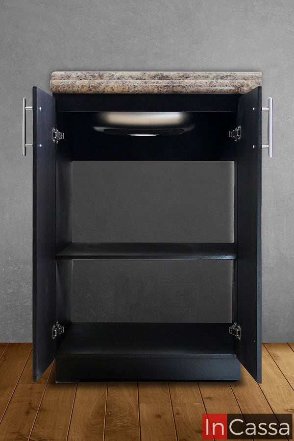 Se muestra el módulo inferior chocolate de la cocina abierto enseñando su espacio de almacenamiento, el cuál consta de dos compartimentos divididos por un entrepaño. Ideal para optimizar el espacio y mantener los utensilios organizados, este diseño moderno y práctico se adapta perfectamente a las necesidades de cualquier hogar contemporáneo.