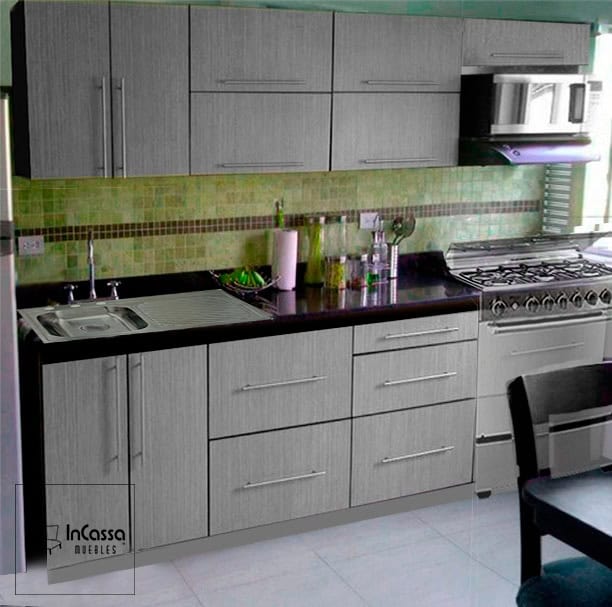 Cocina minimalista de color gris cenizo claro diseñada para estufa, en la que su modulo inferior cuenta con una cubierta de formaica negra con tarja de acero inoxidable, mientras sus módulos superiores cuentan con un espacio para microondas.