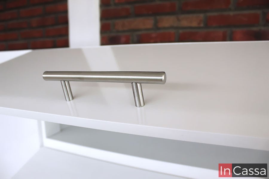 En esta foto tenemos una vista mucho más cercana de una de las puertas del módulo sobre tarja, destacando la jaladera metálica de estilo T integrada en la misma así como el acabado brillante de su pintura blanca.