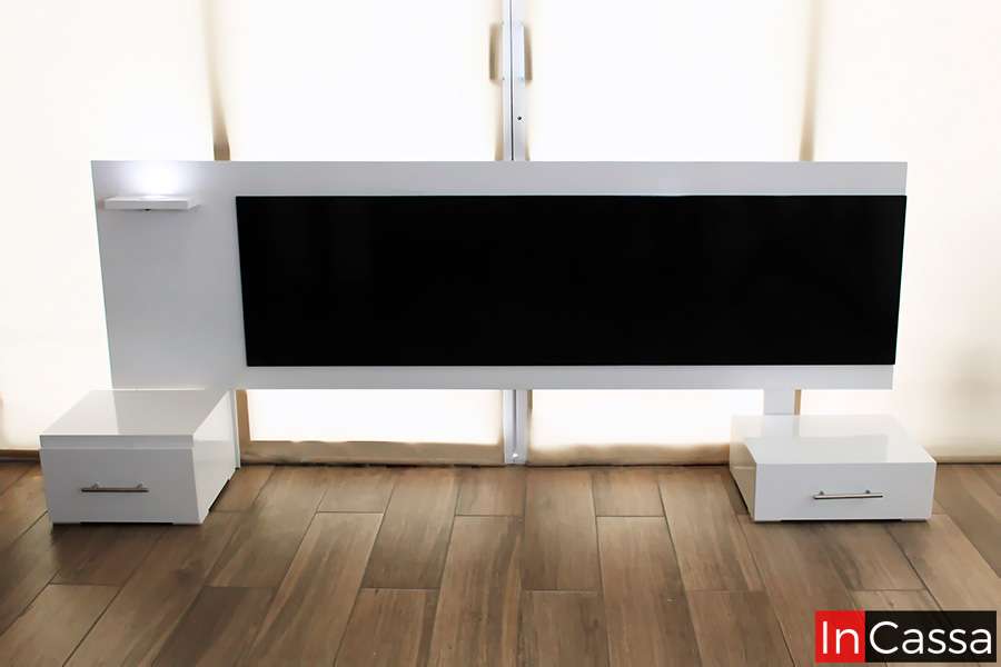 Cabecera de cama moderna en blanco y negro con burós integrados. Incluye iluminación LED y una pequeña repisa, ofreciendo funcionalidad y un diseño minimalista, ideal para un dormitorio contemporáneo.