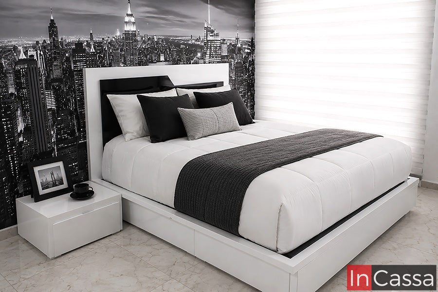 Se observa la Recámara Modelo NEW YORK, en color blanco con detalles en negro. Su diseño de líneas rectas combina cabecera, base y buró de estilo moderno, creando un atractivo contraste que aporta una apariencia urbana, elegante y contemporánea.