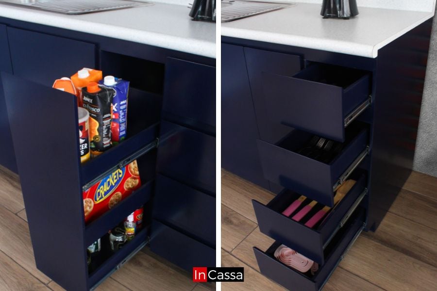 La imagen presenta el costado derecho de la cocina, con un práctico especiero extraíble que facilita el almacenamiento de botellas, latas y paquetes. A su lado, se muestra una cajonera de cuatro niveles perfecta para cubiertos, utensilios y accesorios. Todo en elegante MDF Chileno azul rey con cubierta de formaica blanco fresh.