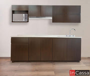 Elegante cocina integral diseñada para parrilla en acabado tabaco. La cocina está conformada por un módulo inferior largo con cubierta de formaica y 3 módulos superiores, entre las cuales destaca un módulo con espacio para microondas.