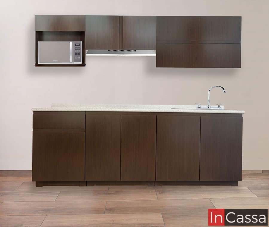 Elegante cocina integral diseñada para parrilla en acabado tabaco. La cocina está conformada por un módulo inferior largo con cubierta de formaica y 3 módulos superiores, entre las cuales destaca un módulo con espacio para microondas.