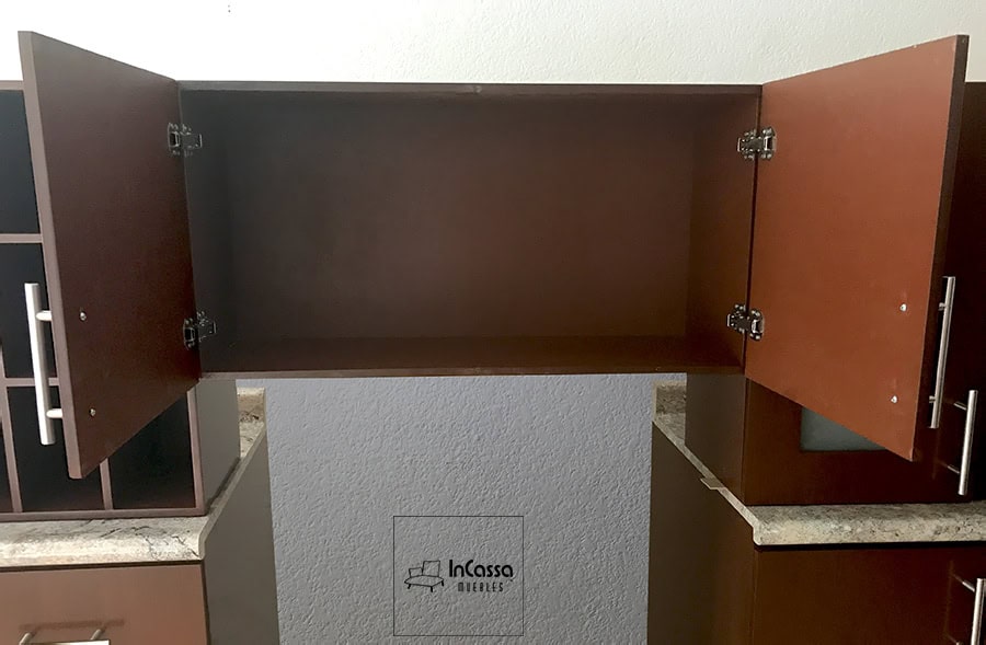 La imagen muestra el módulo sobre campana tabaco visto de frente con ambas puertas abiertas, revelando un amplio espacio de almacenamiento interior sin divisiones. Ideal para guardar despensa o utensilios grandes, este módulo está equipado con bisagras metálicas resistentes para un uso duradero.