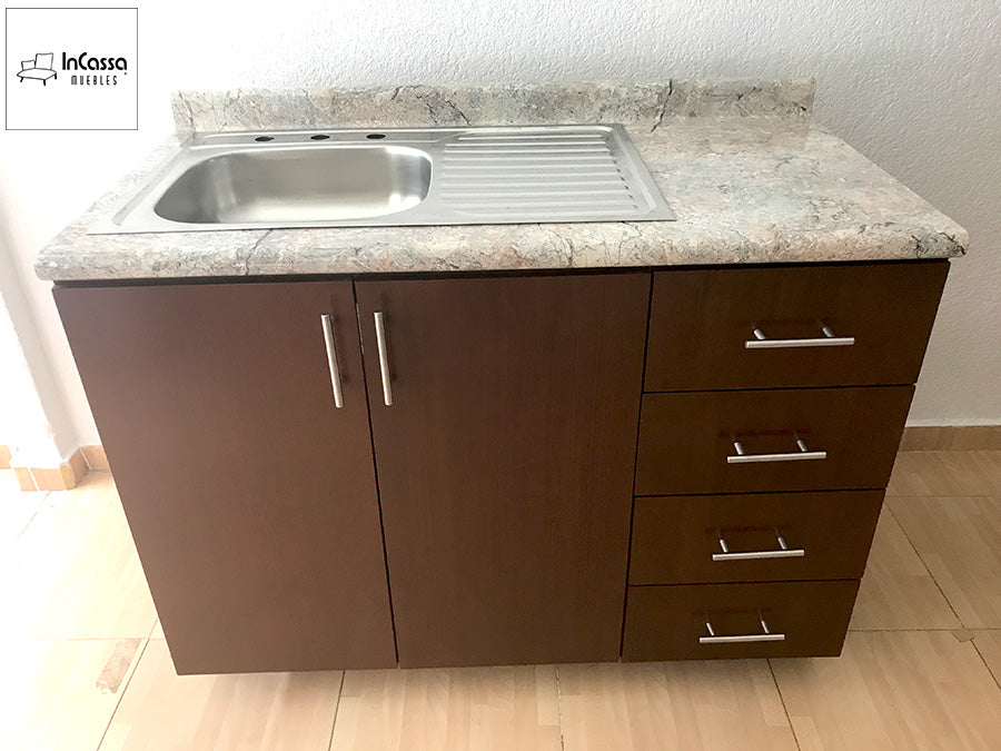 Módulo inferior de tarja en color tabaco con cubierta de formaica en estilo granito purpina, diseñado para brindar funcionalidad y almacenamiento práctico en la cocina. Cuenta con puertas abatibles y cajones amplios con correderas metálicas para organizar utensilios, accesorios y artículos de uso diario. Su cubierta integra tarja de acero inoxidable y un acabado tipo granito que aporta resistencia, elegancia y un estilo moderno al espacio.