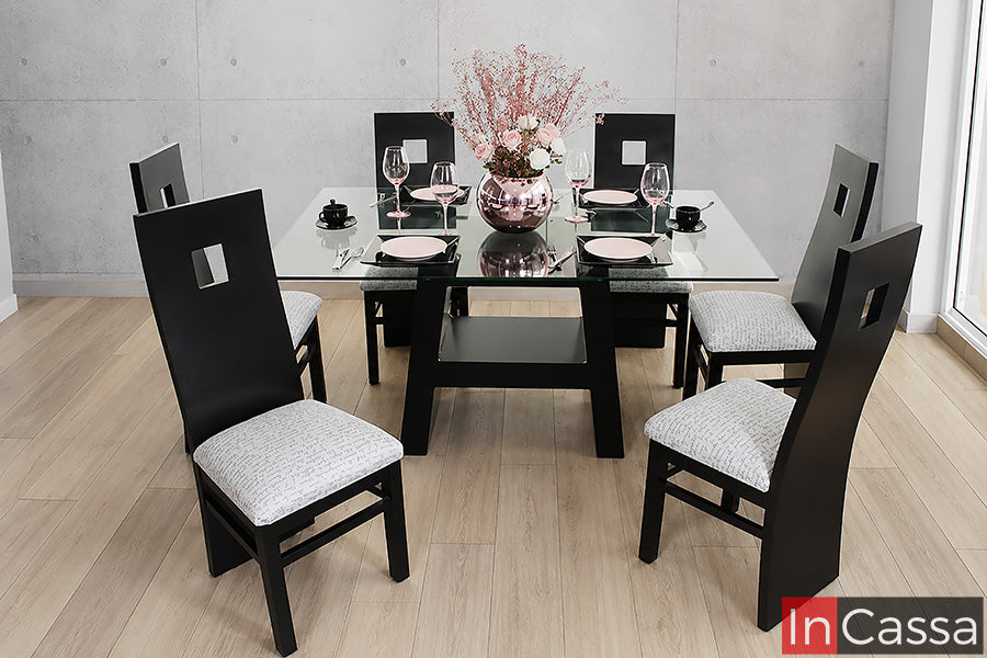 Vista frontal del Comedor Modelo OCEANIA para 6 personas en color chocolate con asientos tapizados en suede color hueso, compuesto por mesa rectangular con cubierta de vidrio y seis sillas de respaldo alto con detalle geométrico. La imagen muestra la distribución completa del comedor y el contraste entre la estructura oscura y los asientos claros.