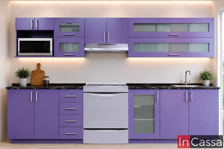 Se distingue la Cocina Integral OKAYAMA de 3.60 m para ESTUFA en color morado con cubierta de formaica estilo mármol negro, un modelo de gran capacidad que combina diseño contemporáneo y funcionalidad. Sus amplios módulos superiores e inferiores brindan excelente espacio de almacenamiento para mantener todo perfectamente organizado.