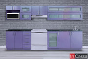 Una vista frontal de la Cocina Integral OKAYAMA de 3.60m para ESTUFA en color morado destaca sus amplias alacenas con cristal decorativo, múltiples cajones funcionales y cubierta de formaica en estilo mármol negro que aporta un contraste moderno y elegante.